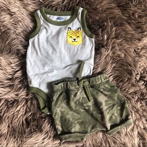 Euc Old navy set onesie and shorts 3-6 months
